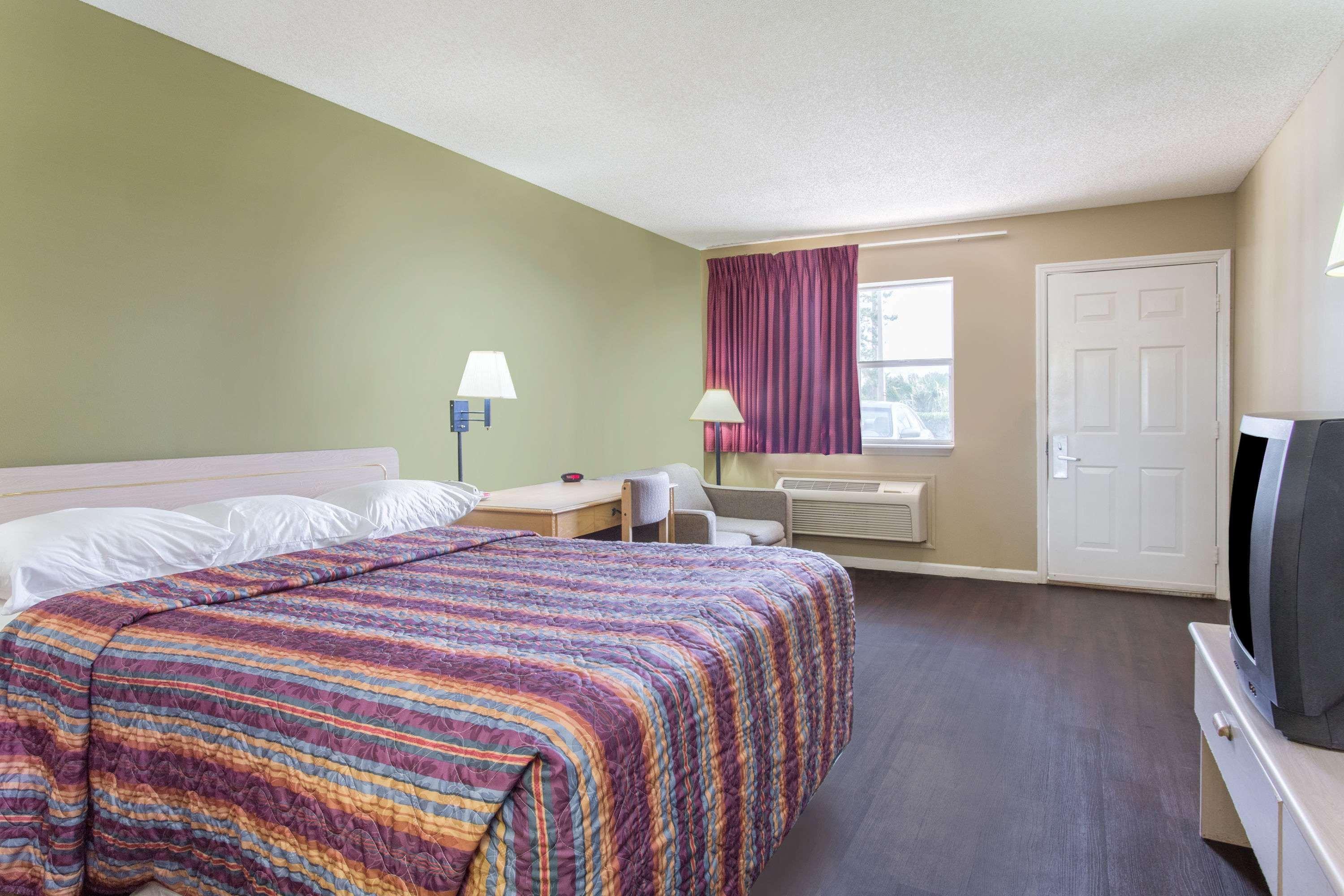 Super 8 By Wyndham Monticello Hotel Exterior photo