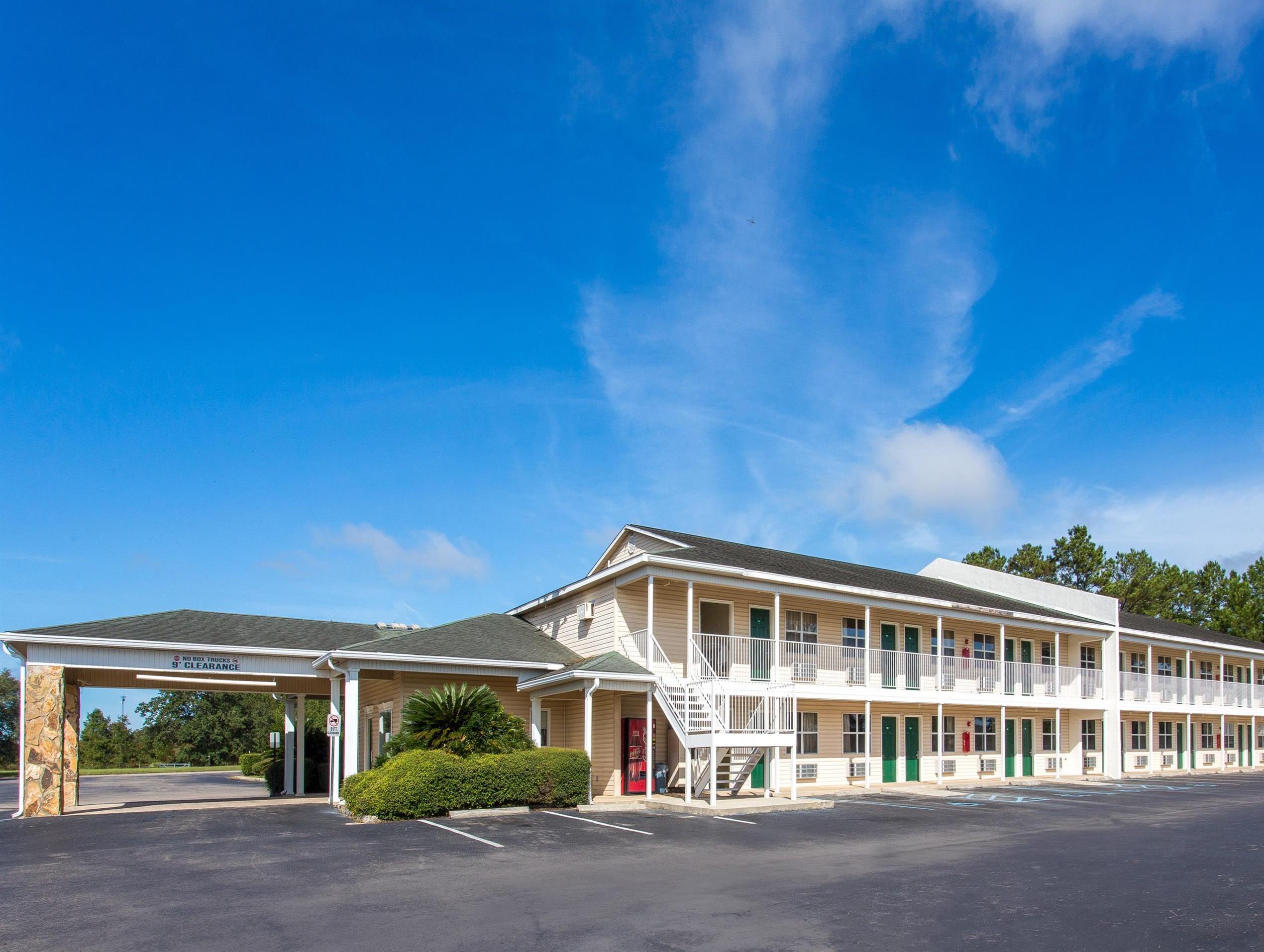 Super 8 By Wyndham Monticello Hotel Exterior photo