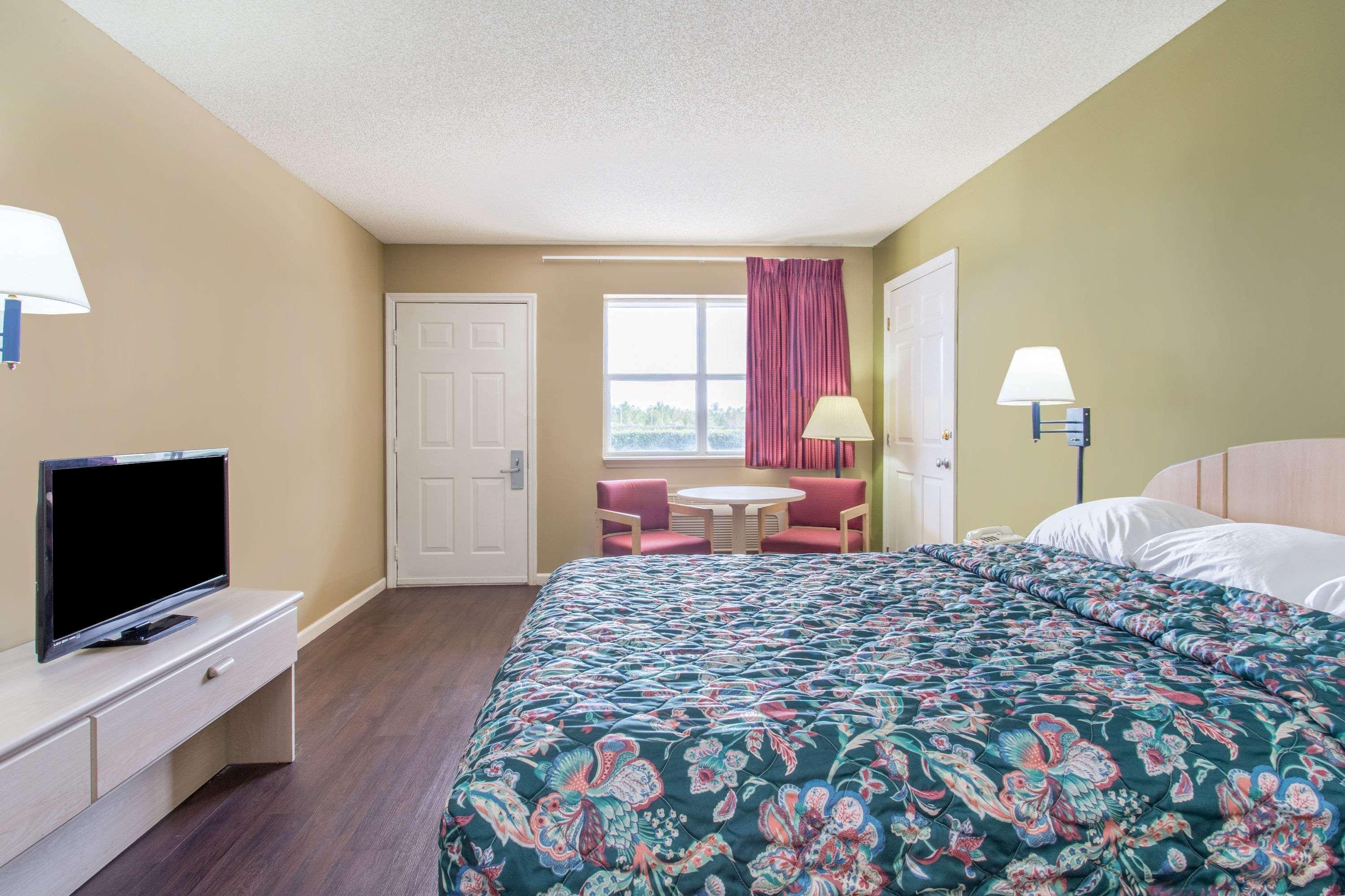 Super 8 By Wyndham Monticello Hotel Exterior photo
