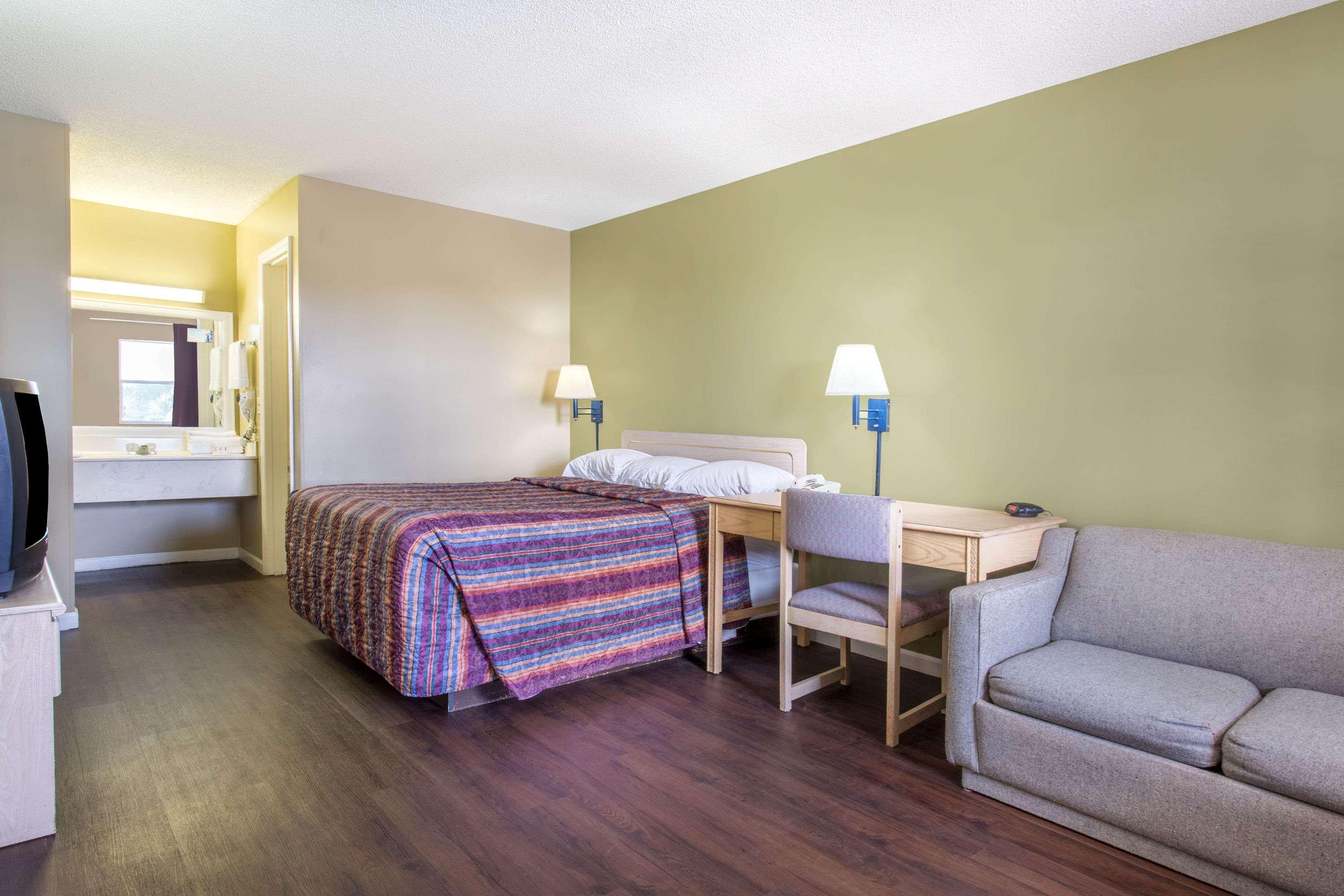 Super 8 By Wyndham Monticello Hotel Exterior photo