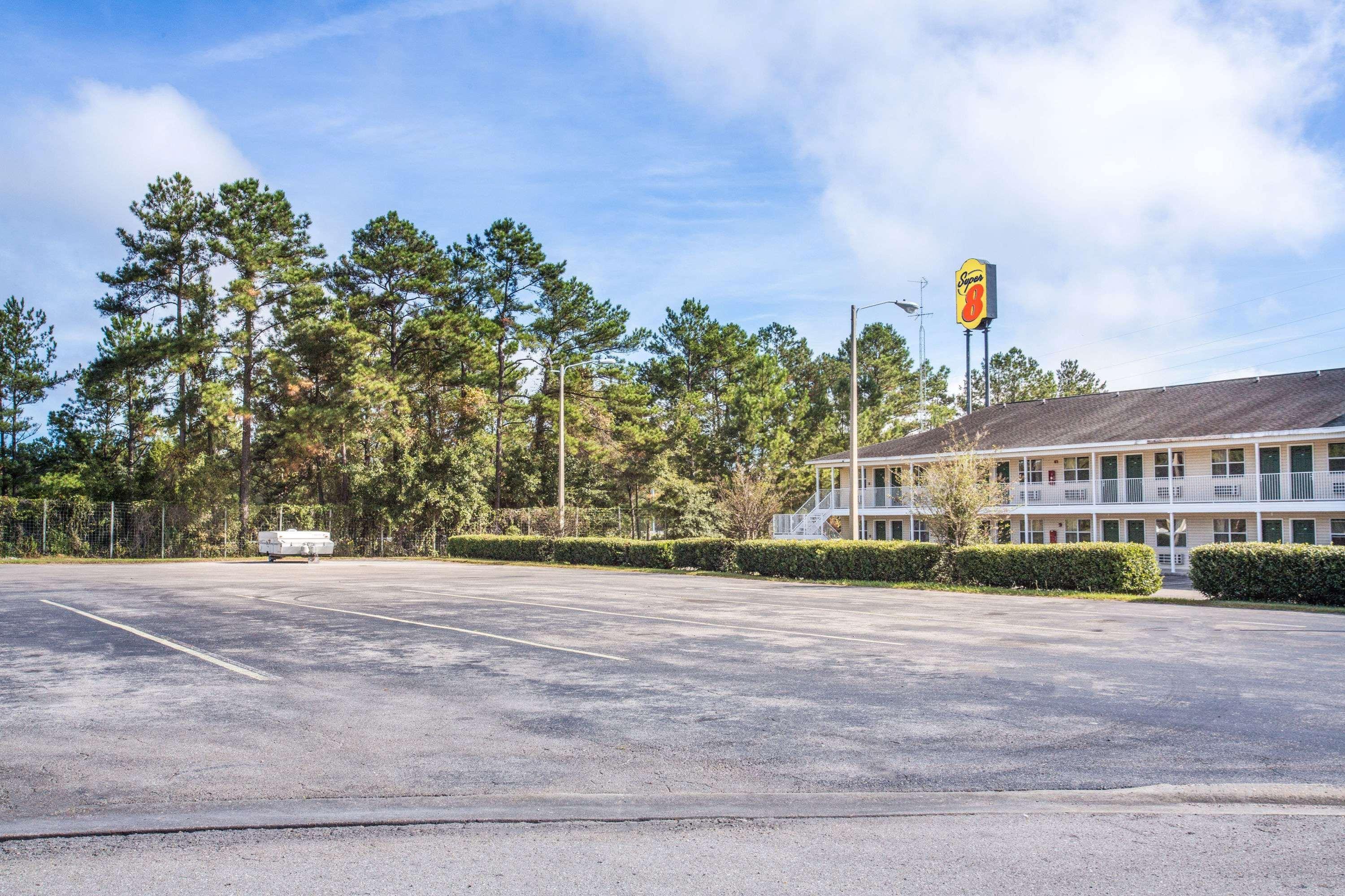 Super 8 By Wyndham Monticello Hotel Exterior photo